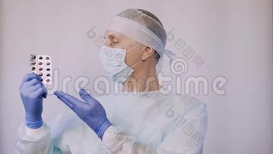 一位医生把药片放在包里，手术后需要拿给病人看。
